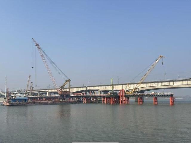 长赣高铁湖南段湘江铁路特大桥栈桥施工完成